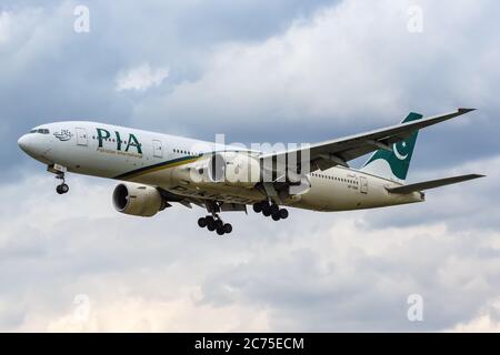 Londres, Royaume-Uni - 10 juillet 2019 : PIA Pakistan International Boeing 777-200ER avion London Heathrow Airport (LHR) au Royaume-Uni. Banque D'Images