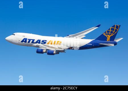 New York City, New York - 1er mars 2020 : avion Boeing 747-400F d'Atlas Air aéroport JFK de New York aux États-Unis. Boeing est un avion américain Banque D'Images