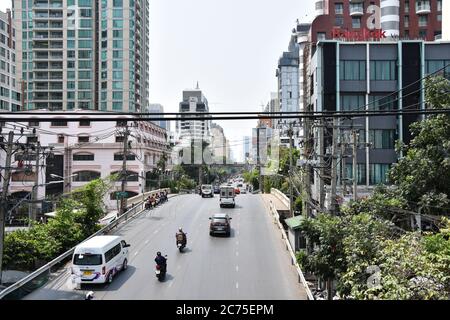 BANGKOK, THAÏLANDE 19 mars 2019 Une rue à Bangkok avec quelques véhicules et maisons Banque D'Images