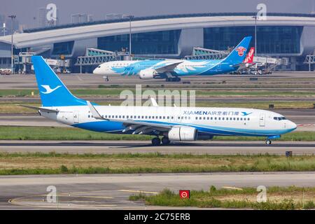 Guangzhou, Chine - 25 septembre 2019 : avion Xiamenair Boeing 737-800 à l'aéroport de Guangzhou Baiyun (CAN) en Chine. Boeing est un avion américain ma Banque D'Images