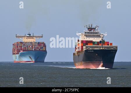 NYK Romulus & Eugen Maersk passant par Cuxhaven en direction de Hambourg Banque D'Images