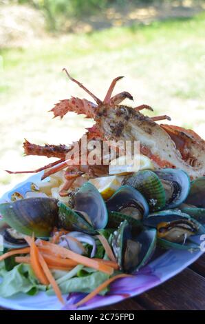 Homard grillé et moule de Kaikoura fraîchement pêchés par les Maoris en Nouvelle-Zélande. Banque D'Images