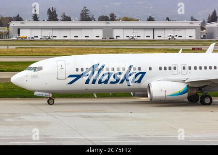 San Jose, Californie - 11 avril 2019 : avion Boeing 737-800 d'Alaska Airlines à l'aéroport de San Jose (SJC) en Californie. Boeing est un avion américain Banque D'Images