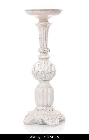 Chandelier blanc à l'ancienne isolé sur fond blanc. Banque D'Images