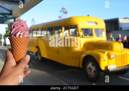 Crème glacée à la framboise avec le bus jaune comme arrière-plan. Banque D'Images