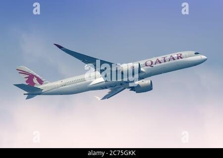 Masculin, Maldives - 19 février 2018 : avion Airbus A350 de Qatar Airways à l'aéroport de Malé (MLE) aux Maldives. Airbus est un fabricant européen d'avions Banque D'Images