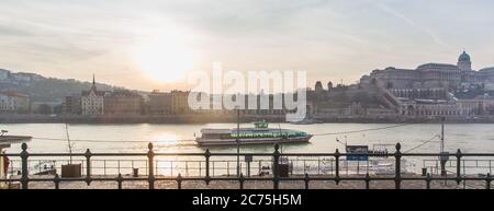 BUDAPEST, HONGRIE - 27 janvier 2019 : petit navire sur le Danube en direction de Budapest Banque D'Images