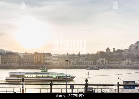 BUDAPEST, HONGRIE - 27 janvier 2019 : petit navire sur le Danube en direction de Budapest Banque D'Images
