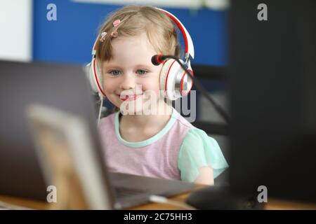 Un tout-petit souriant sur une chaise Banque D'Images