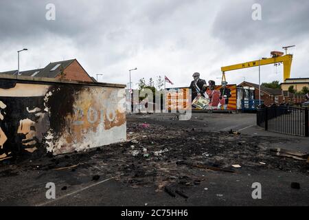 Les suites d'un feu de joie de la onzième nuit à côté du parc commémoratif du Dr Pitt, au large de la route inférieure Newtownards à Belfast. Banque D'Images