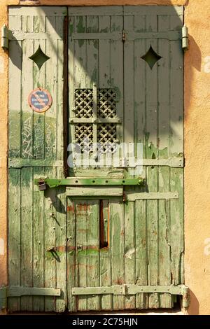 Gros plan de vieux volets en bois vert vieilli à Marseille France Banque D'Images