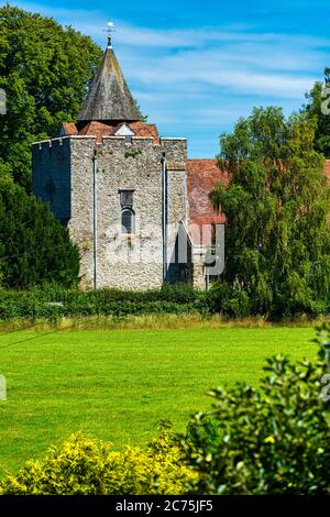 Église Saint-Nicolas à Leeds près de Maidstone dans le Kent, Angleterre. Un bâtiment classé du XIe siècle. Banque D'Images