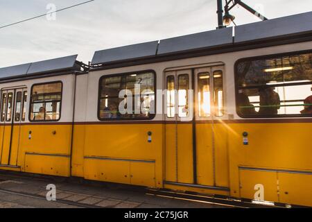 BUDAPEST, HONGRIE - 27 janvier 2019 : tramway jaune à Budapest près du remblai du côté Pest à Budapest. Ligne 2 Tram à Budapest Banque D'Images