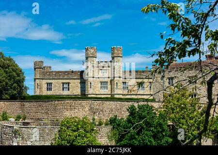 Château de Leeds dans le Kent, Angleterre, vu depuis un sentier public Banque D'Images