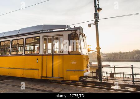 BUDAPEST, HONGRIE - 27 janvier 2019 : tramway jaune à Budapest près du remblai du côté Pest à Budapest. Ligne 2 Tram à Budapest Banque D'Images