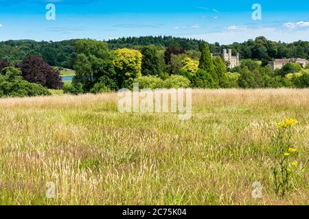 Château de Leeds dans le Kent, Angleterre, vu depuis un sentier public Banque D'Images