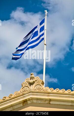Athènes, Grèce, 04 juin 2016. Drapeau national grec au sommet du Parlement grec. Banque D'Images
