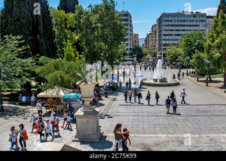 Athènes, Grèce, 04 juin 2016. Grande et belle place Syntagma où il y a toujours beaucoup de touristes et de gens du coin. En face de la place se trouve le bui Banque D'Images