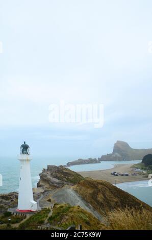 Le phare de Castle point, situé près du village de Castlepoint, dans la région de Wellington, dans le nord de l'île de Nouvelle-Zélande. Banque D'Images