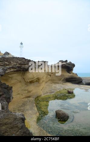 Le phare de Castle point, situé près du village de Castlepoint, dans la région de Wellington, dans le nord de l'île de Nouvelle-Zélande. Banque D'Images