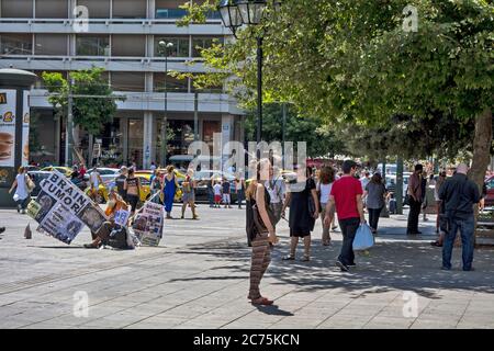 Athènes, Grèce, 04 juin 2016. Une vieille manifestation grecque sur la place Syntagma. La place Syntagma est traditionnellement toujours pleine de touristes et de locaux. OPPO Banque D'Images
