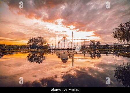 Puchong, Malaisie - 11 juillet 2020 : coucher de soleil nuageux à la mosquée AS Salam à Puchong, Malaisie Banque D'Images