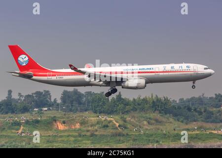 Chengdu, Chine - 22 septembre 2019 : avion Airbus A330-300 de Sichuan Airlines à l'aéroport Chengdu Shuangliu (CTU) en Chine. Airbus est un avion européen Banque D'Images