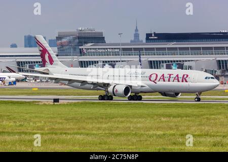 Varsovie, Pologne - 27 mai 2019 : avion Airbus A330-300 de Qatar Airways à l'aéroport Varsovie Varsovie Varsovie (WAW) en Pologne. Airbus est un fabricant d'avions européens Banque D'Images