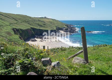 Portheras Cove, baie d'eau et plage près de Pendeen, Cornwall, Royaume-Uni Banque D'Images