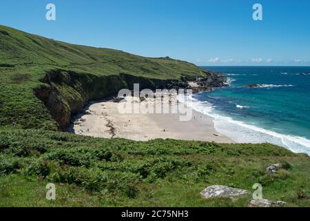 Portheras Cove, baie d'eau et plage près de Pendeen, Cornwall, Royaume-Uni Banque D'Images