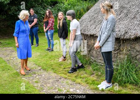 La jeune carie Allanna O'Brien curtseys, alors qu'elle rencontre la duchesse de Cornwall lors d'une visite au Youth action Wiltshire Oxenwood Outdoor Activity Centre près de Marlborough, Wiltshire, où elle rencontre des jeunes careners et rouvre le centre, qui a été fermé pendant le confinement du coronavirus. Banque D'Images