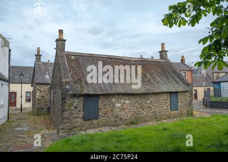 Irvine, Écosse, Royaume-Uni - 12 juillet 2020 : en regardant le venel de Glasgow Irvine au côté de l'ancienne maison de chatouillement où Robert a travaillé et appris le Banque D'Images