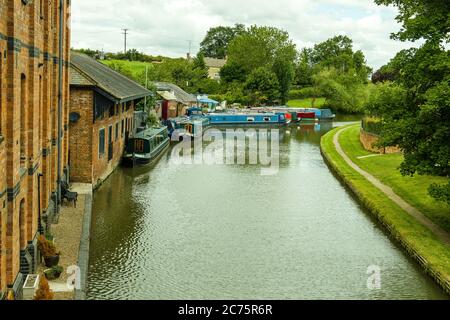 Vue sur le grand canal Union depuis le pont routier du village de Blisworth, Northamptonshire, Royaume-Uni. Banque D'Images