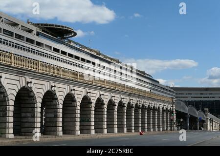 Paris, France. Juillet 11. 2020. Métro aérien passant par le pont de Bercy. Transports en commun écologiques et économiques dans un quartier touristique. Banque D'Images