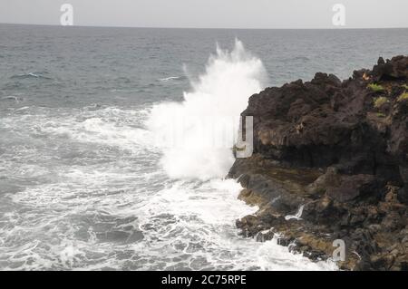 De fortes vagues se briser sur la côte volcanique de Tenerife Banque D'Images