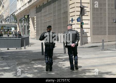 Paris, France. Juin 06. 2020. Patrouille de police dans un quartier touristique. Surveillance des rues par les forces de l'ordre. Banque D'Images