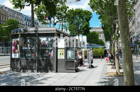 Paris, France. Juin 06. 2020. Kiosque à journaux typiquement parisien. Quartier touristique des champs Elysées. Banque D'Images