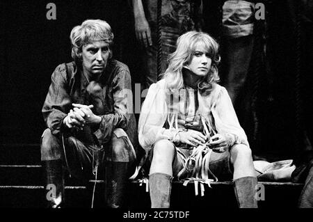 Ian Richardson (Proteus), Helen Mirren (Julia) dans LES DEUX MESSIEURS DE VÉRONE par Shakespeare au Royal Shakespeare Theatre, Royal Shakespeare Company (RSC), Stratford-upon-Avon, Angleterre 23/07/1970 conception: Daphne Dare Lighting: John Bradley réalisateur: Robin Phillips Banque D'Images