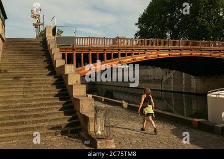 Paris, France. Mai 21. 2020. Vue sur le « double pont » au pied de la cathédrale « notre Dame de Paris ». Quai de jour de Seine avec une femme marchant. Banque D'Images