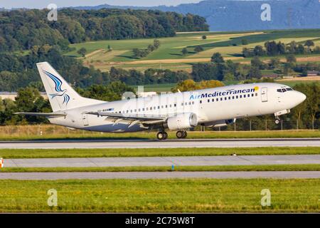 Stuttgart, Allemagne - 9 juillet 2020 : avion Boeing 737-400 d'Air Mediterranean à l'aéroport de Stuttgart (STR) en Allemagne. Boeing est un avion américain Banque D'Images