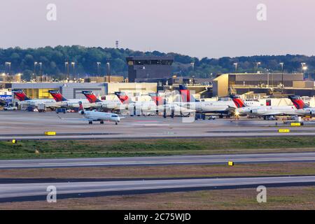 Atlanta, Géorgie - 2 avril 2019 : avions Delta Air Lines à l'aéroport d'Atlanta (ATL) en Géorgie. Banque D'Images