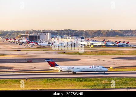 Atlanta, Géorgie - 3 avril 2019 : l'avion Boeing 717-200 de Delta Air Lines à l'aéroport d'Atlanta (ATL) en Géorgie. Boeing est une usine américaine d'avions Banque D'Images