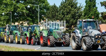 Hanovre, Allemagne, 28 mai 2020: Les tracteurs des agriculteurs vont manifester contre la directive sur l'agriculture dans l'Union européenne Banque D'Images