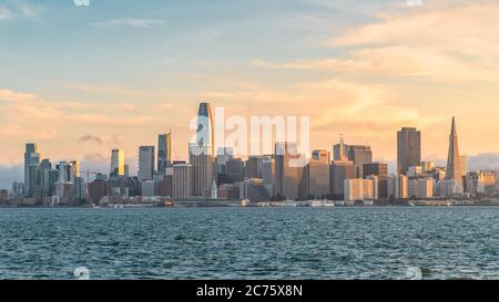 San Francisco, Californie, États-Unis - août 2019 : vue d'ensemble du paysage urbain de San Francisco au coucher du soleil Banque D'Images