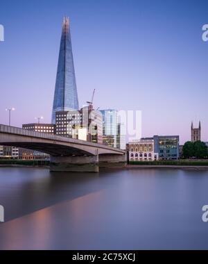 Le Shard domine une vue sur les toits de Londres au crépuscule sur un soir d'été tout à fait clair que la Tamise coule par en dessous. Banque D'Images