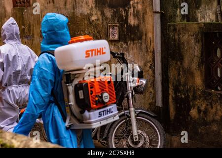 Voies et rues de Kolkata étant assainies par les travailleurs de la Civic Banque D'Images