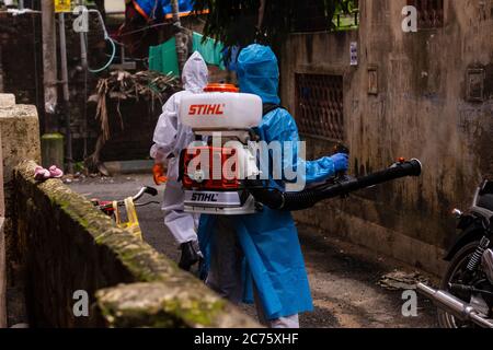 Voies et rues de Kolkata étant assainies par les travailleurs de la Civic Banque D'Images