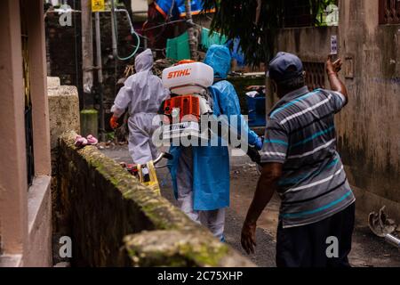 Voies et rues de Kolkata étant assainies par les travailleurs de la Civic Banque D'Images