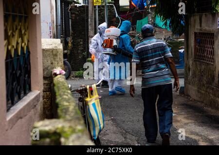 Voies et rues de Kolkata étant assainies par les travailleurs de la Civic Banque D'Images