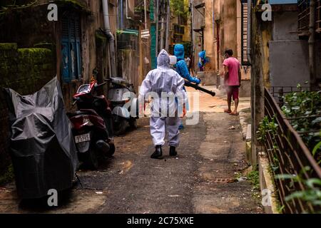 Voies et rues de Kolkata étant assainies par les travailleurs de la Civic Banque D'Images